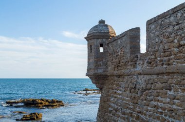 Cadiz rıhtımı San Sebastian Kalesi, Cadiz, İspanya