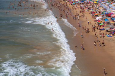 Albufeira 'daki ünlü Olhos de Agua plajındaki insanlar. Bu plaj Algarve 'nin ünlü turistik bölgesinin bir parçasıdır..