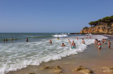 Albufeira 'daki ünlü Olhos de Agua plajındaki insanlar. Bu plaj Algarve 'nin ünlü turistik bölgesinin bir parçasıdır..
