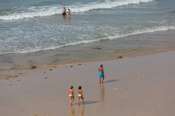 Albufeira Portugalia Ludzie Słynnej Plaży Olhos Agua Albufeira Znajduje Się — Zdjęcie stockowe