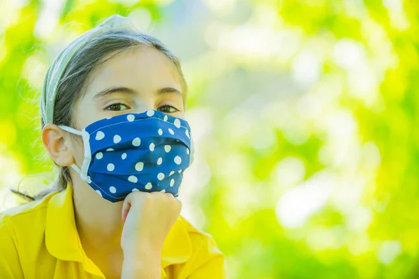 Niña Con Máscara Contra Virus Corona Covid Aire Libre —  Fotos de Stock