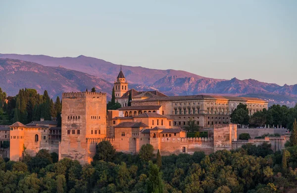 Widok Pałac Alhambra Granadzie Hiszpania Górami Sierra Nevada Tyłu — Zdjęcie stockowe