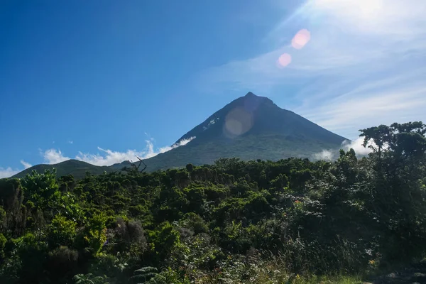 Pico adasındaki Pico Dağı, Azores.