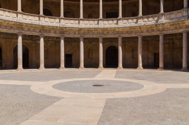 Granada İspanya: Granada, Alhambra 'daki V. Charles Sarayı' nda (Palacio de Carlos V) avlu. Endülüs. İspanya