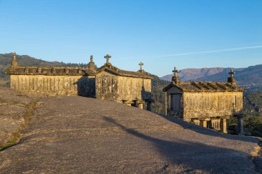 Eski geleneksel horreo espigueiro ambarı Soajo, Arcos de Valdevez, Viana do Castelo, Portekiz, Avrupa