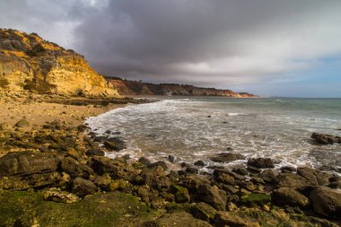 Albufeira 'da boş bir plaj. Bu plaj Algarve 'nin ünlü turistik bölgesinin bir parçasıdır. Portekiz