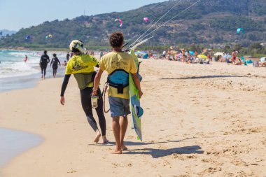 Tarifa, İspanya: Tarifa, İspanya 'da uçurtma sörfü. Tarifa uçurtma uçurmak için İspanya 'da en popüler yerdir.