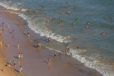 Albufeira 'daki Praia da Felesia' nın ünlü plajındaki insanlar. Bu plaj Algarve 'nin ünlü turistik bölgesinin bir parçasıdır..