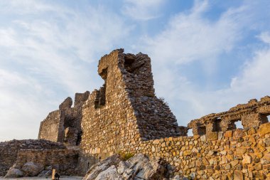 Portekiz 'in antik Castelo Rodrigo kasabasındaki eski şatonun taş kulesi.