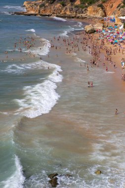 Albufeira 'daki ünlü Olhos de Agua plajındaki insanlar. Bu plaj Algarve 'nin ünlü turistik bölgesinin bir parçasıdır..