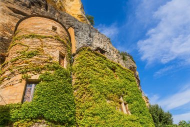 La Roque-Gageac manzaralı köy Dordogne nehri, Fransa