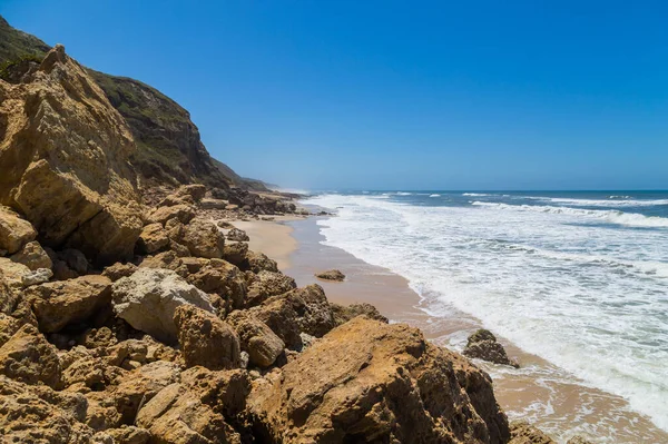 Schöner Leerer Strand Der Nähe Von Sao Martinho Porto Portugal — Stockfoto