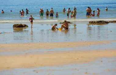 Albufeira 'daki ünlü Olhos de Agua plajındaki insanlar. Bu plaj Algarve 'nin ünlü turistik bölgesinin bir parçasıdır..