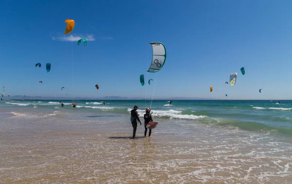 西班牙塔里法 西班牙塔里法的风筝冲浪 塔里法是西班牙最受欢迎的风筝冲浪胜地 — 图库照片