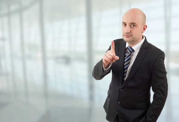 Verrückter Geschäftsmann Zeigt Auf Das Büro — Stockfoto