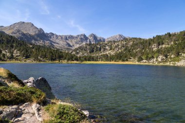 Andorra 'daki Primer Gölü, Pirene Dağları