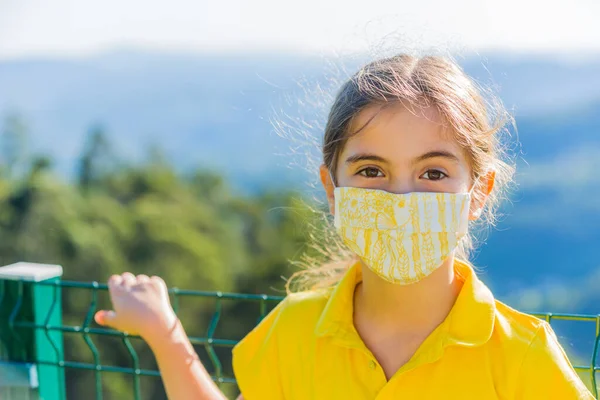 Niña Con Máscara Contra Virus Corona Covid Aire Libre —  Fotos de Stock