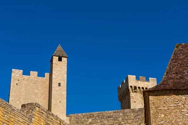 Det Medeltida Chateau Beynac Reser Sig Kalkstensklippa Ovanför Floden Dordogne — Stockfoto