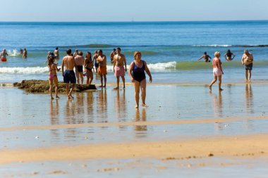 Albufeira 'daki ünlü Olhos de Agua plajındaki insanlar. Bu plaj Algarve 'nin ünlü turistik bölgesinin bir parçasıdır..