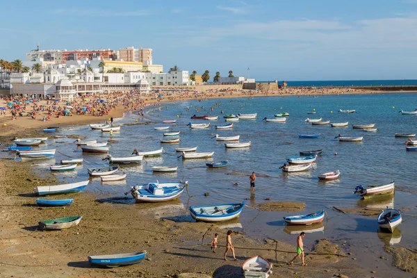 Cadiz スペイン これは ホリデーシーズンの初めにラ カレータの都市のビーチです — ストック写真