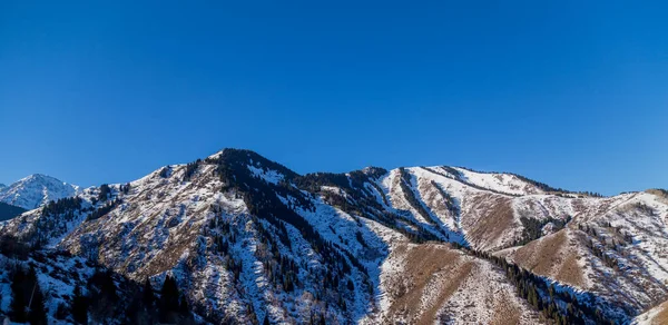 Bulak Almaty Kazakhstan Asia冬季雪山山谷 阳光普照 — 图库照片