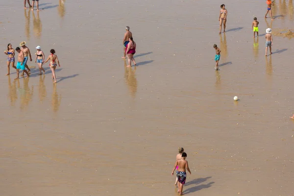 Albufeira Portugal Menschen Berühmten Strand Von Olhos Agua Albufeira Dieser — Stockfoto