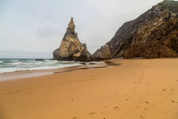 里斯本Sintra Cabo Roca的Praia Ursa大西洋海岸岩石悬崖海滩景观 葡萄牙 — 图库照片