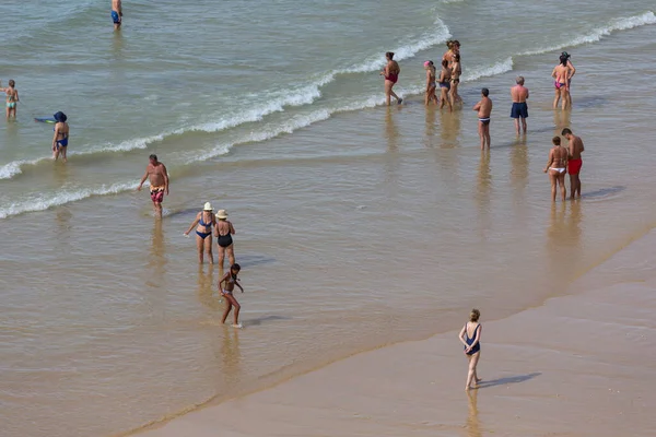 Albufeira ポルトガル アルブフェイラのオルホス アグアの有名なビーチの人々 このビーチはアルガルヴェの有名な観光地の一部です — ストック写真