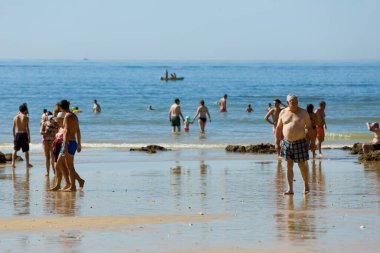 Albufeira 'daki ünlü Olhos de Agua plajındaki insanlar. Bu plaj Algarve 'nin ünlü turistik bölgesinin bir parçasıdır..
