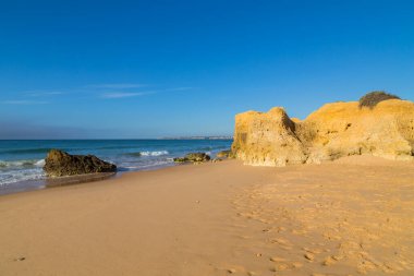 Portimao yakınlarındaki güzel boş sahil, Algarve, Portekiz