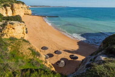 Algarve, Benagil, Portekiz 'de küçük güzel bir sahil.