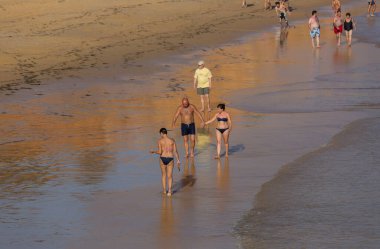 Albufeira 'daki ünlü Olhos de Agua plajındaki insanlar. Bu plaj Algarve 'nin ünlü turistik bölgesinin bir parçasıdır..