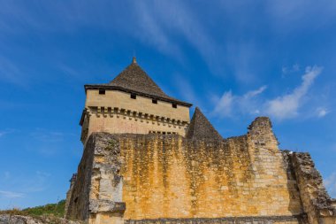 Dordogne Vadisi, Perigord Noir Bölgesi, Aquitaine, Fransa 'daki Ortaçağ Kalesi Castelnaud Kalesi (Chateau de Castelnaud) manzarası