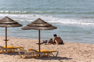 Praia do Alvor, Algarve Bölgesi, Portekiz 'in ünlü plajındaki insanlar