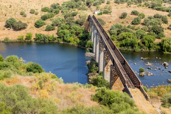 Portekiz Spanya Nın Güneyindeki Guadiana Nehri Üzerindeki Eski Tren Köprüsü — Stok fotoğraf