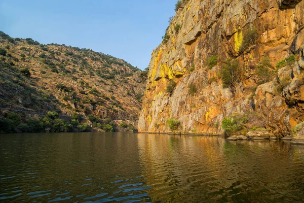 Úzkou Skalnatou Soutěskou Portugalsku Protéká Řeka Douro Oblast Douro — Stock fotografie