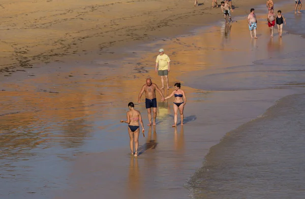 Albufeira Portugal Mensen Aan Het Beroemde Strand Van Olhos Agua — Stockfoto