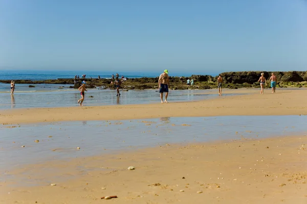 Albufeira Portogallo Persone Sulla Famosa Spiaggia Olhos Agua Albufeira Questa — Foto Stock