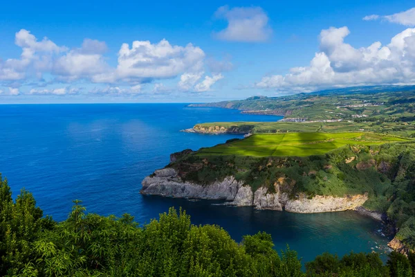 从亚速尔的索米盖尔岛上的圣伊里亚岛的米拉杜罗观景 这幅图显示了北部部分海岸线上有悬崖 — 图库照片