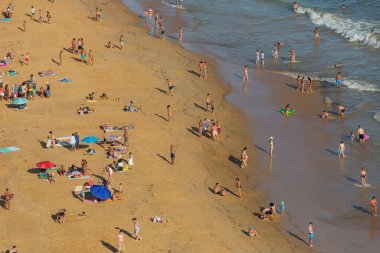 Albufeira 'daki Praia da Felesia' nın ünlü plajındaki insanlar. Bu plaj Algarve 'nin ünlü turistik bölgesinin bir parçasıdır..