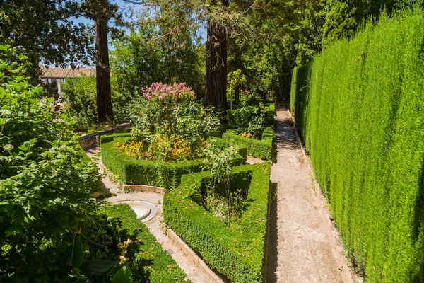 格拉纳达 Granada 大公院落概况 其著名的喷泉和花园 Alhambra Granada建筑群 — 图库照片