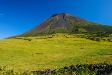 Pico adasındaki Pico Dağı, Azores.