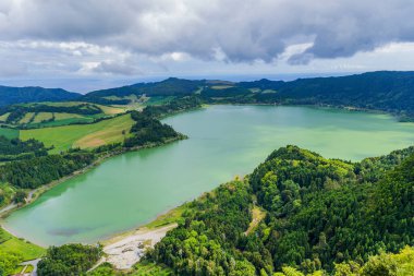 Sao Miguel Adası, Azores, Portekiz 'deki Furnas Gölü (Lagoa das Furnas) manzarası Pico do Ferro manzaralı.