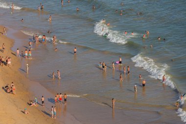 Albufeira 'daki Praia da Felesia' nın ünlü plajındaki insanlar. Bu plaj Algarve 'nin ünlü turistik bölgesinin bir parçasıdır..