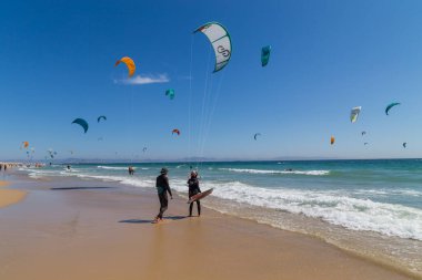 Tarifa, İspanya: Tarifa, İspanya 'da uçurtma sörfü. Tarifa uçurtma uçurmak için İspanya 'da en popüler yerdir.