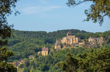 Dordogne Vadisi, Perigord Noir Bölgesi, Aquitaine, Fransa 'daki Ortaçağ Kalesi Castelnaud Kalesi (Chateau de Castelnaud) manzarası