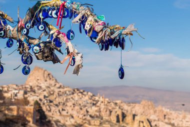 Türkiye 'nin Kapadokya kentindeki dağ arkaplanındaki nazar boncuğunun görüntüsü