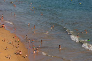 Albufeira 'daki Praia da Felesia' nın ünlü plajındaki insanlar. Bu plaj Algarve 'nin ünlü turistik bölgesinin bir parçasıdır..