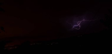 Geres Ulusal Parkı, Amares, Portekiz üzerinde bir akşam fırtınası sırasında şimşekler çakıyor.