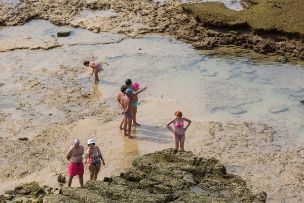 Albufeira Daki Ünlü Olhos Agua Plajındaki Insanlar Plaj Algarve Nin — Stok fotoğraf